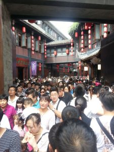 Chengdu famoso calle de comida Amplio-Estrecho en un día estivo