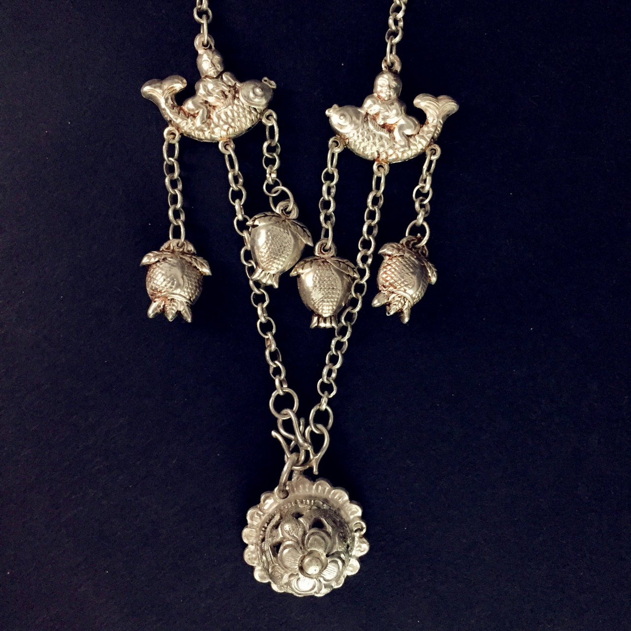 Handmade Qiang Silver Necklace with fish and flower charms - de $116.34 en  Inkston